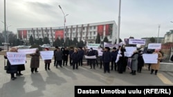 Сторонники Калмаматова на акции в Оше. 