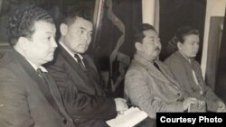 Солдон оңго: Тургунбек Суванбердиев, академик Иса Ахунбаев, СССРдин эл сүрөтчүсү Гапар Айтиев. Үй-бүлөлүк архивден