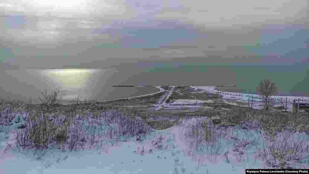 Засніжена дамба мікрорайону АКЗ &ndash; &laquo;ворота&raquo; в Бердянск