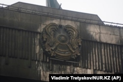 Государственный герб на здании сгоревшего акимата Алматы. 10 января 2022 года