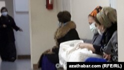 Жители Керки говорят, что женщины едут рожать в Туркменабад из-за нехватки квалифицированных врачей в городе.