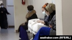 Kerkili ýaşaýjylar göwreli zenanlaryň çaga dogurmak üçin Türkmenabada gitmegine sebitde öz hünärini bilýän lukmanlaryň azlygynyň sebäp bolýandygyny aýdýarlar. (Illýustrasiýa suraty)