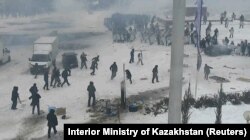 درگیری معترضان به افزایش قیمت سوخت با نیروهای امنیتی در پنجم ژانویه