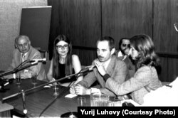 Валентин Мороз відповідає на запитання канадських журналістів у приміщенні аеропорту Дорваль у Монреалі. Перекладають Зоряна Гриценко (ліворуч) та Богдана Звонок (праворуч). Червень 1979 року. Фото Юрія Лугового