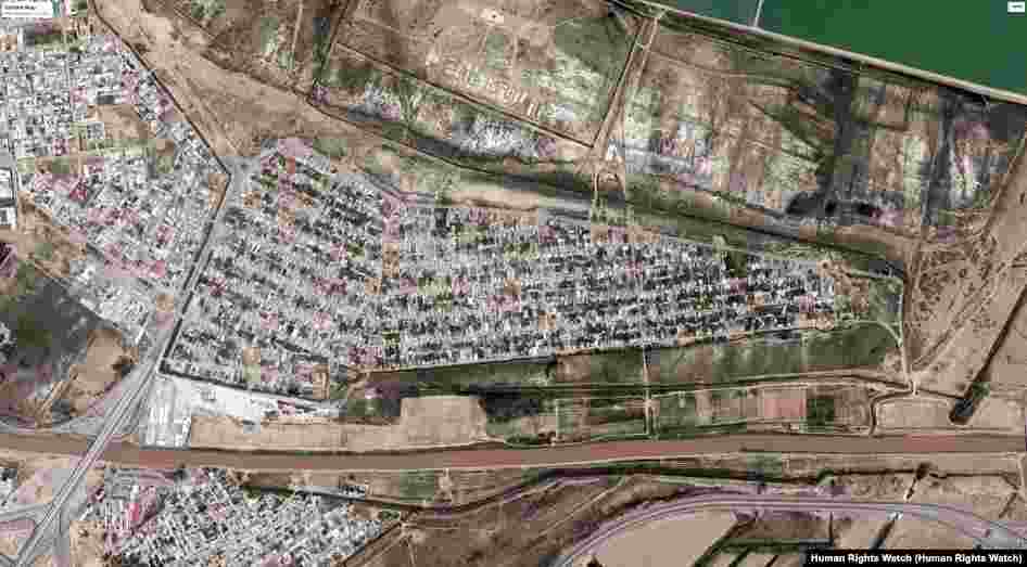 На этих снимках запечатлено селение Шор Дача, в пригороде Ашхабада, примерно в 7 километрах от центра города. Фото слева сделан в 2015 году, до того как началось разрушение домов. Фото справа сделан со спутника в августе 2016 года после завершения сноса.&nbsp; &copy; 2017 CNES - Airbus DS; &copy; 2017 DigitalGlobe; Источник: Google Earth