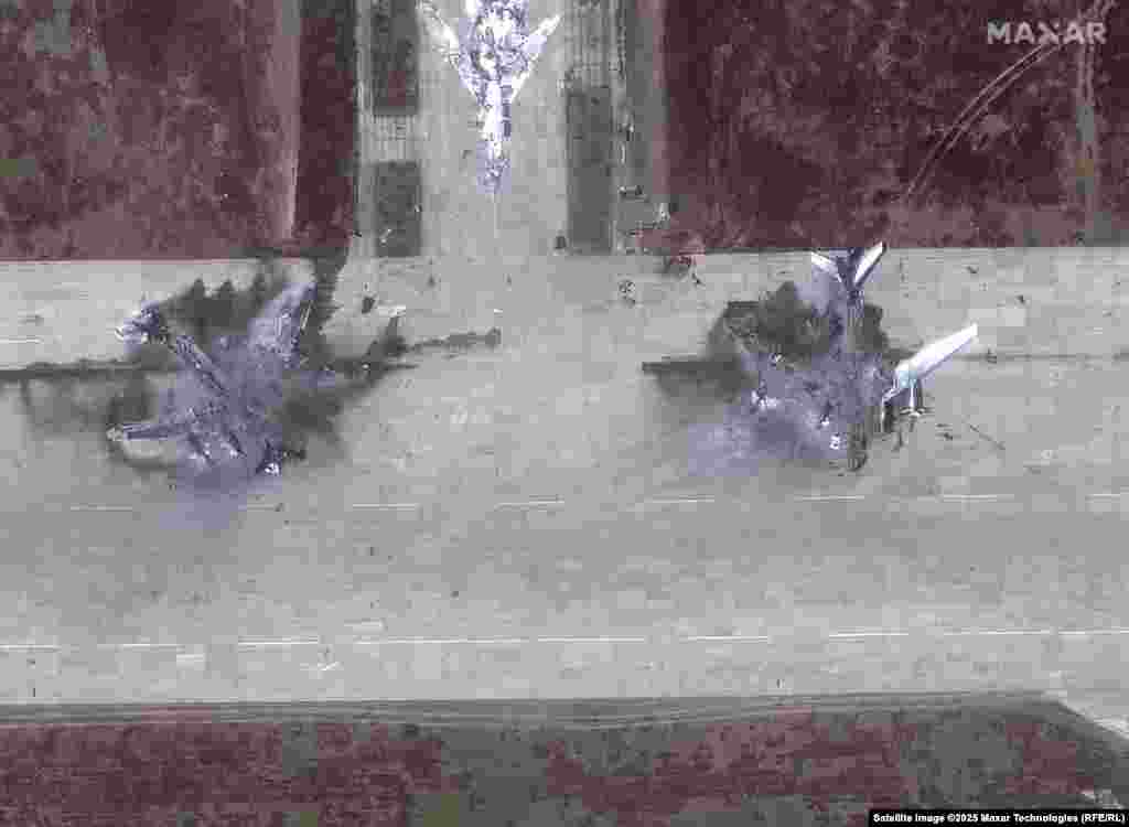 Бліжэйшы выгляд на два зьнішчаныя стратэгічныя бамбардавальнікі ТУ-95 на авіябазе «Белая» Іркуцкай вобласьці. Уверсе здымка -- падманка, разьмешчаная расейскімі вайскоўцамі да ўкраінскага нападу, якая імітуе смалёт ТУ-22М3. Спадарожнікавы здымак 4 чэрвеня 2025 году