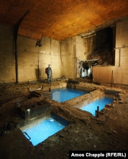 موتورخانه آب‌گرفته تونل یک معدن اورانیوم که به طور کامل زیر زمین ساخته شده بود.