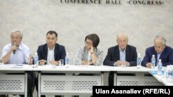 "Таза шайлоосуз таза коом жок" деп аталган жарандык кыймылдын башында турган саясатчылар, коомдук ишмерлер. 