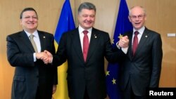 Президент України Петро Порошенко (у центрі) разом з головою Європейської комісії Жозе Мануелем Баррозу (л) та президентом Європейської Ради Германом ван Ромпеєм (п) під час засідання Ради ЄС у Брюсселі, 27 червня 2014 року