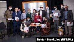 Жеңүүчү деп табылган сынактын катышуучулары «Азаттыктын» студиясында. Айрымдары шартка байланыштуу келе алган эмес. 