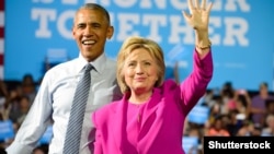 باراک اوباما (چپ) همراه با هیلاری کلینتون، نامزد دمکرات ها در انتخابات ریاست‌جمهوری آمریکا- عکس آرشیوی است.