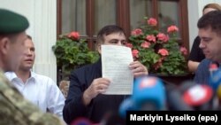 Міхеїл Саакашвілі демонструє протокол про адмінпорушення, Львів,12 вересня 2017 року