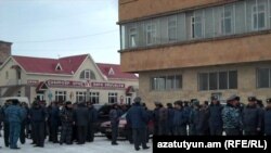 Полицейские пресекают акцию протеста водителей, Гюмри, 8 февраля 2011 г. 