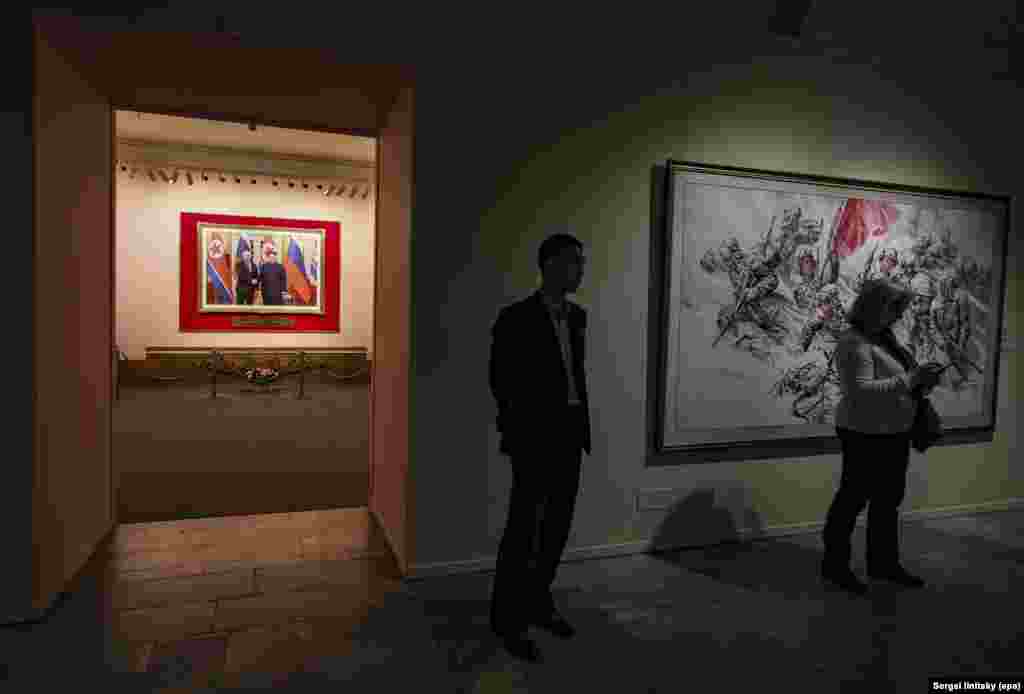 عکسی از ولادیمیر پوتین، رئیس‌جمهور روسیه، و کیم جونگ اون، رهبر کره شمالی در نمایشگاه.از زمان اعتراف به این‌که سربازان کره شمالی در کنار نیروهای روسی جنگیده‌اند، این همکاری به یک نقطهٔ کانونی تبلیغاتی برای پیونگ یانگ تبدیل شده است.