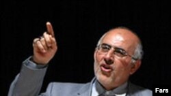 وزير كشور ايران مى گويد، درخواستى براى صدور مجوز دفتر شوراى ايرانى – آمريكايى نرسيده است.(عکس: فارس)