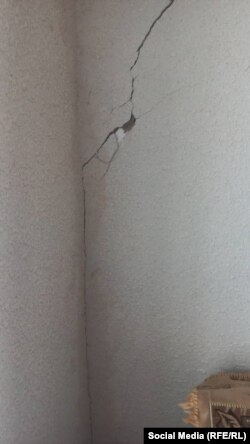 Көпүрө-Базар айылында дубалдарынан жарака кеткени айтылган үйлөрдүн бири. Көбү 1970-жылдары салынган.