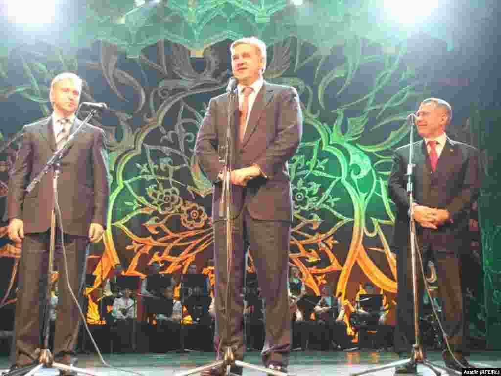 Сәхнәдә Игорь Шувалов, Сергей Дарькин, Рөстәм Миңнеханов