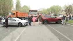 Առանց վկայականի մնացած՝ Երևանի Միկոյան 64-ի բնակիչները փակել էին Եղվարդի խճուղին