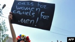 یکی از اعضای گروه فيمن در مقابل سفارت عربستان در اوکراین