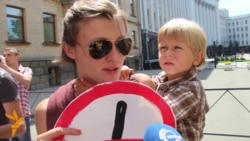 Активісти: Геть поліцаїв з міліції! 