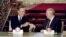Президент США Джордж Буш (ліворуч) і керівник СРСР Михайло Горбачов обмінюються ручками після підписання історичного Договору про скорочення стратегічного озброєння (СНО), який скоротив ядерний арсенал наддержав до третини. Москва, 31 липня 1991 року