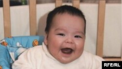 Кыргызстандык мигрант кыз таштап кеткен наристе, аты Жанна. Ал азыр Москвадагы балдар үйүндө багылууда.