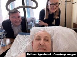 Юрій Макаров у лікарні в Києві, його прийшли провідати колеги з «Суспільного» Микола Чернотицький і Тетяна Кисельчук, 17 квітня 2025 року