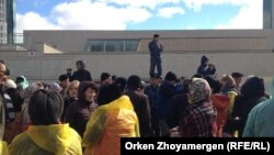 «Ипотечники» собрались у правительственных зданий на Левобережье Астаны. 1 октября 2013 года.