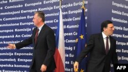 خوزه مانوئل باروسو، کمیسر اتحادیه اروپا (راست) و میرک توپولانک، نخست وزیر چک در بروکسل