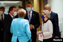Predsjednica Evropske komisije Ursula von der Leyen, njemačka kancelarka Angela Merkel, švedski premijer Stefan Lofven, rumunjski predsjednik Klaus Werner Iohannis i slovenski premijer Janez Janša, tokom samita EU u zgradi Europskog vijeća u Briselu, Belgija, 24. juna 2021.