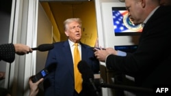 آقای ترامپ هنگام بازگشت از فلوریدا به واشینگتن به پرسش‌های خبرنگاران در هواپیمای ریاست جمهوری پاسخ می‌داد