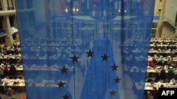 اتحاديه اروپا اعلام کرده که درحال آماده کردن برنامه تحريم بانک ملی ايران است، اما می خواهد پس از مشاهده عکس العمل ايران به بسته پيشنهادی غرب در اين باره تصميم بگيرد.