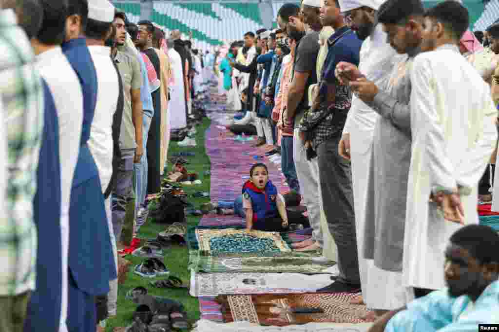 Катарның Әл Райан шәһәре стадионында бәйрәм намазы. 