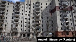 Украинский полицейский проверяет на наличие жителей в жилом микрорайоне прифронтового города Покровск с целью их дальнейшей эвакуации, 12 апреля 2025 года