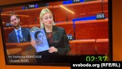 Яўгенія Краўчук з партрэтам закатаванай у расейскім палоне журналісткі Вікторыі Рошчынай