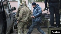 Ukraina deñiz askerlerinden biri Aqmescit mahkemesinden çıqarıla, 2018 senesi noyabrniñ 27-si