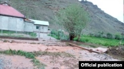 Кыргызстандагы сел каптаган айылдардын бири. Иллюстрациялык сүрөт.