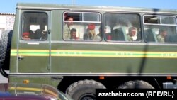 Ulagda barýan esgerler. Illýustrasiýa suraty