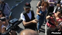 Павел Манукян во время пресс-конференции на территории полка ППС, Ереван, 23 июля 2016 г.