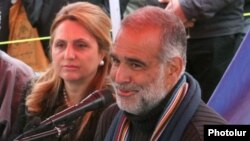 Раффи Ованнисян с супругой Арменуи во время пресс-конференции на площади Свободы в Ереване, 27 марта 2013 г.