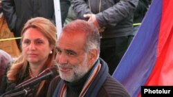 Раффи Ованнисян с супругой Арменуи на площади Свободы в Ереване (архив)