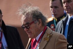 Regizorul american Oliver Stone la parada militară de Ziua Victoriei - Moscova, 9 mai 2025
