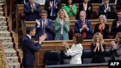 Իսպանիան պաշտոնապես ճանաչեցին Պաղեստին պետությունը․ պատգամավորներն ու կառավարության անդամները ծափահարում են Իսպանիայի վարչապետ Պեդրո Սանչեսին, 22-ը մայիսի, 2024թ․