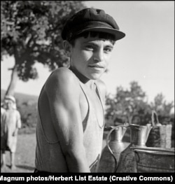 Крымскотатарский мальчик набирает воду. Крым, 1943 год