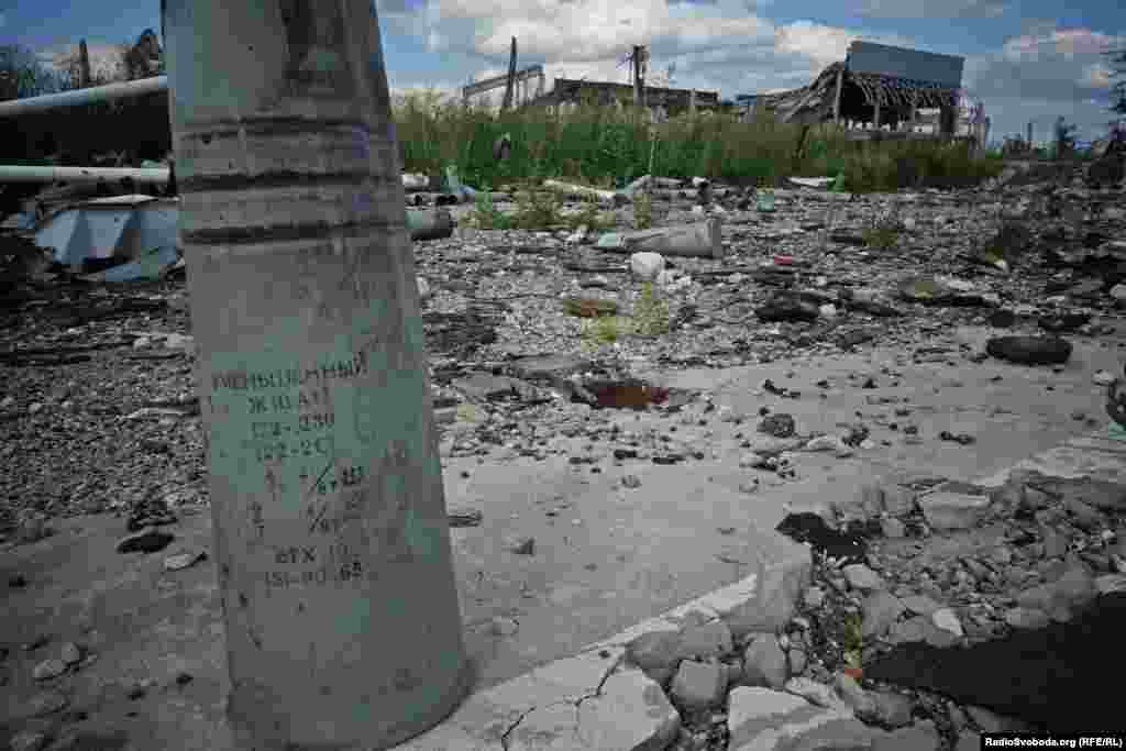 Купи відстріляних гільз і снарядів покривають собою територію аеропорту