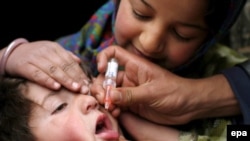 ЮНИСЕФга кўра¸ камбағал давлатларда ëш болаларни эмлаш кампаниясининг давлат томонидан йўлга қўйила бошлагани¸ болалар ўлими кўрсаткичлари пасайишига олиб келган.