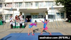 Aşgabadyň orta mekdebi bilim gününi belleýär