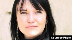 Мустақил журналист Елена Бондар.