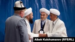 Солдон оңго: Кыргызстандын мурдагы муфтийлери Руслан Жумагулов, Максатбек Токтомушев, Кимсанбай Абдрахманов жана диний аалым Дүйшөнбек Өтөнбай уулу.  Кыргызстан мусулмандарынын курултайы, 2017-жыл, Апрель.