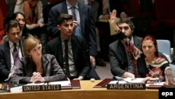 سامانتا پاورز، (چپ) سفیر آمریکا در شورای امنیت سازمان ملل